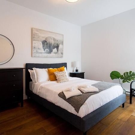 Sleek Condo In The Heart Of Little Italy By Den Stays Montréal Eksteriør billede