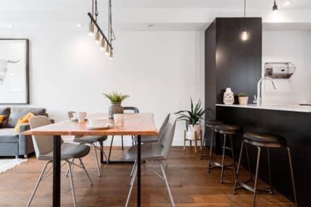 Sleek Condo In The Heart Of Little Italy By Den Stays Montréal Eksteriør billede