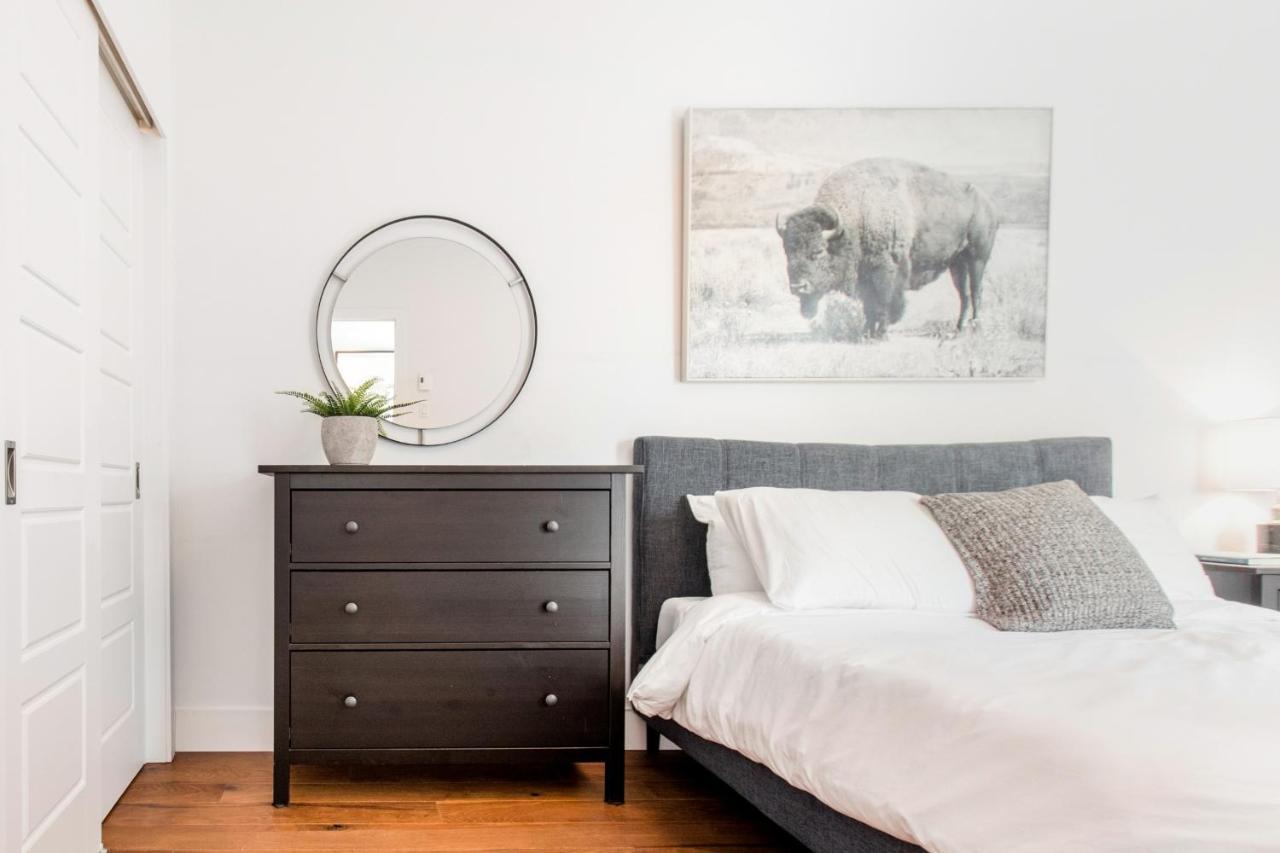 Sleek Condo In The Heart Of Little Italy By Den Stays Montréal Værelse billede