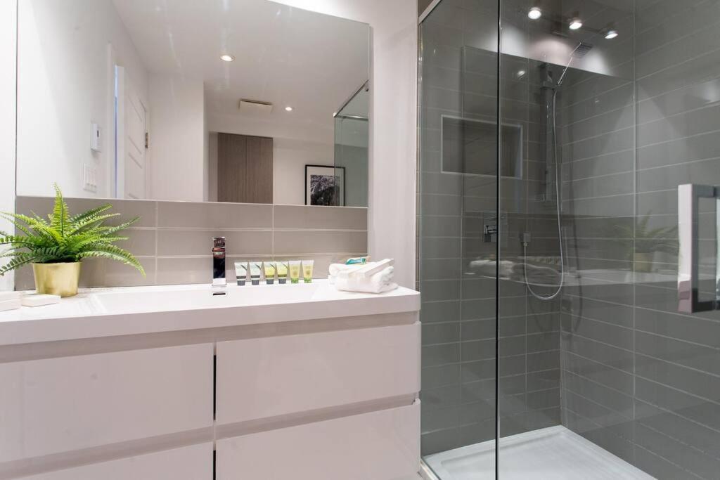 Sleek Condo In The Heart Of Little Italy By Den Stays Montréal Eksteriør billede