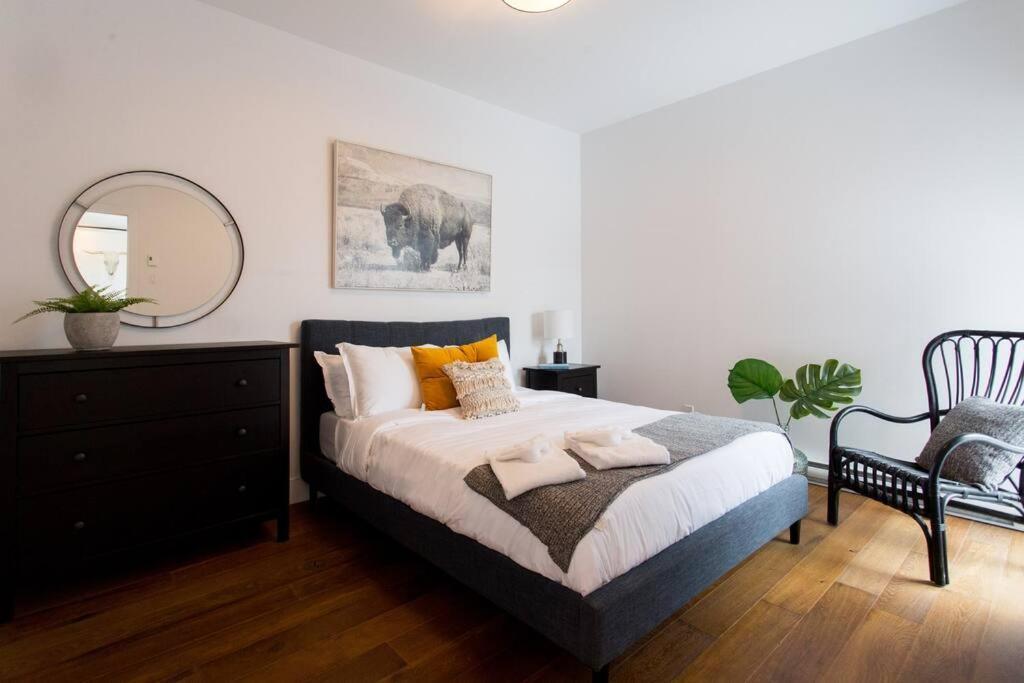 Sleek Condo In The Heart Of Little Italy By Den Stays Montréal Eksteriør billede