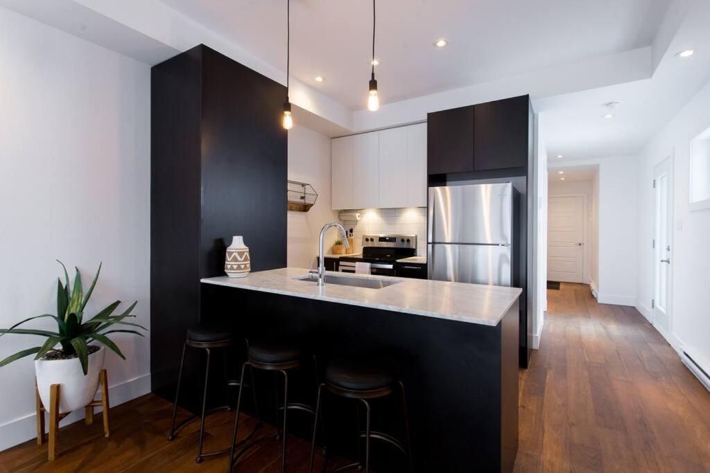 Sleek Condo In The Heart Of Little Italy By Den Stays Montréal Eksteriør billede