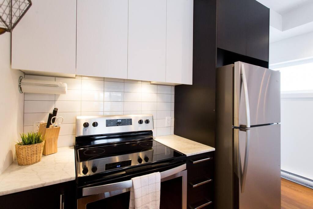 Sleek Condo In The Heart Of Little Italy By Den Stays Montréal Eksteriør billede