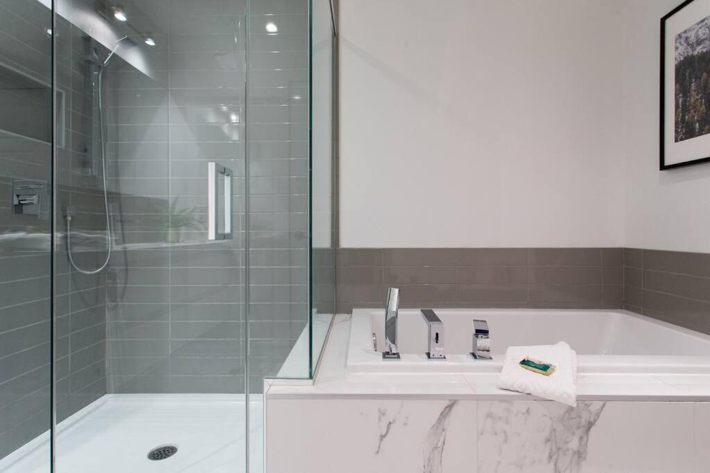 Sleek Condo In The Heart Of Little Italy By Den Stays Montréal Eksteriør billede