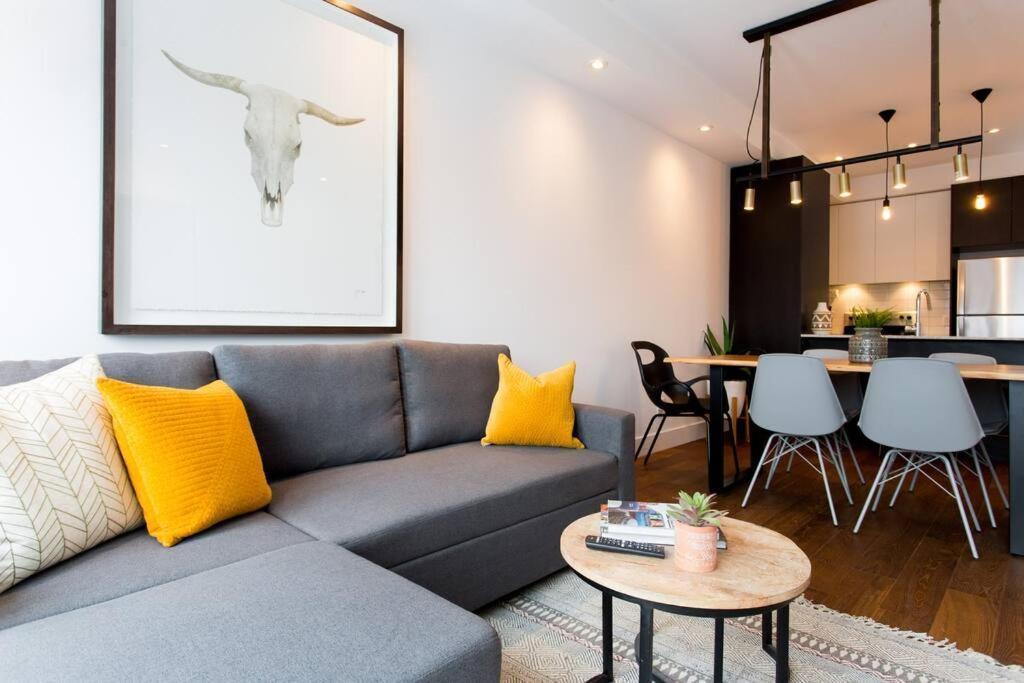 Sleek Condo In The Heart Of Little Italy By Den Stays Montréal Eksteriør billede