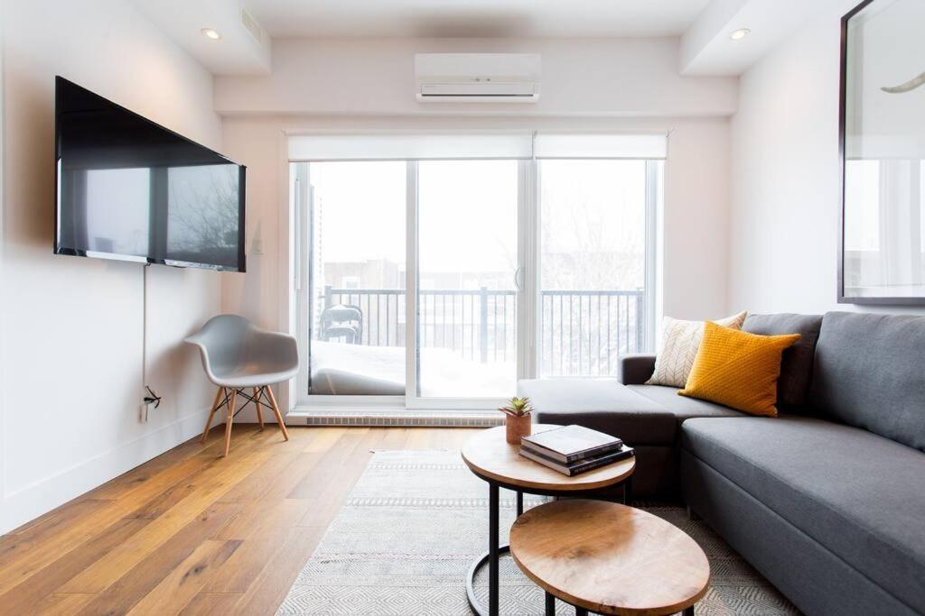 Sleek Condo In The Heart Of Little Italy By Den Stays Montréal Eksteriør billede