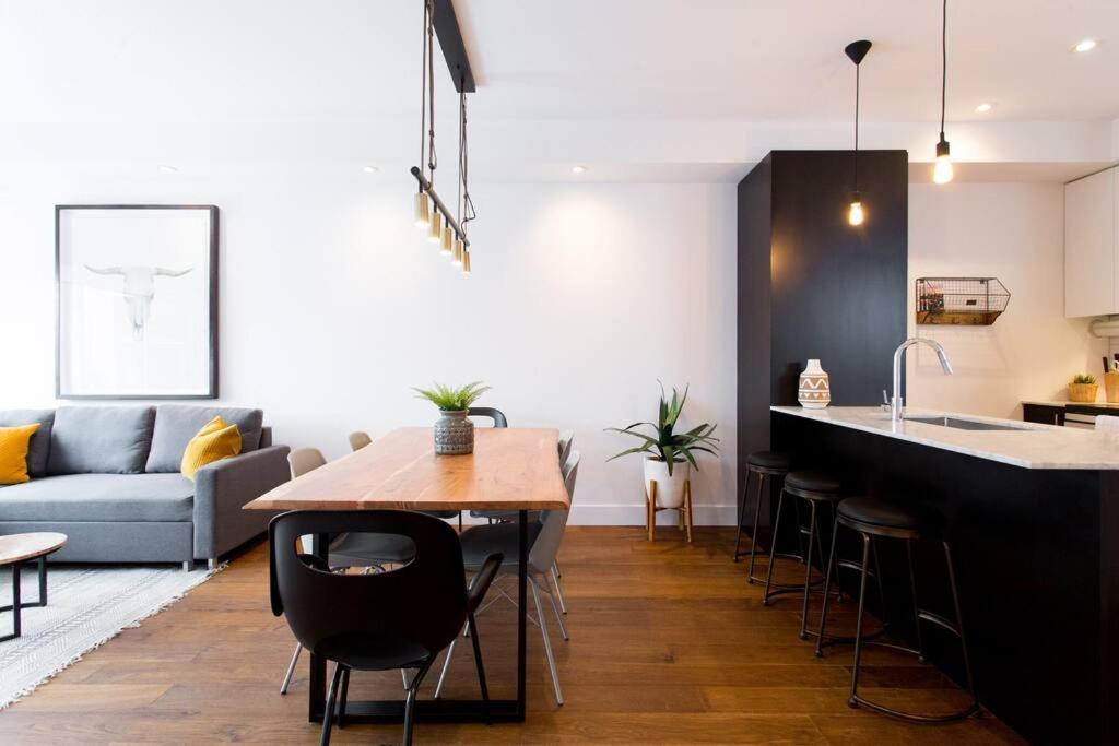 Sleek Condo In The Heart Of Little Italy By Den Stays Montréal Eksteriør billede