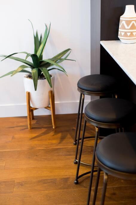 Sleek Condo In The Heart Of Little Italy By Den Stays Montréal Eksteriør billede
