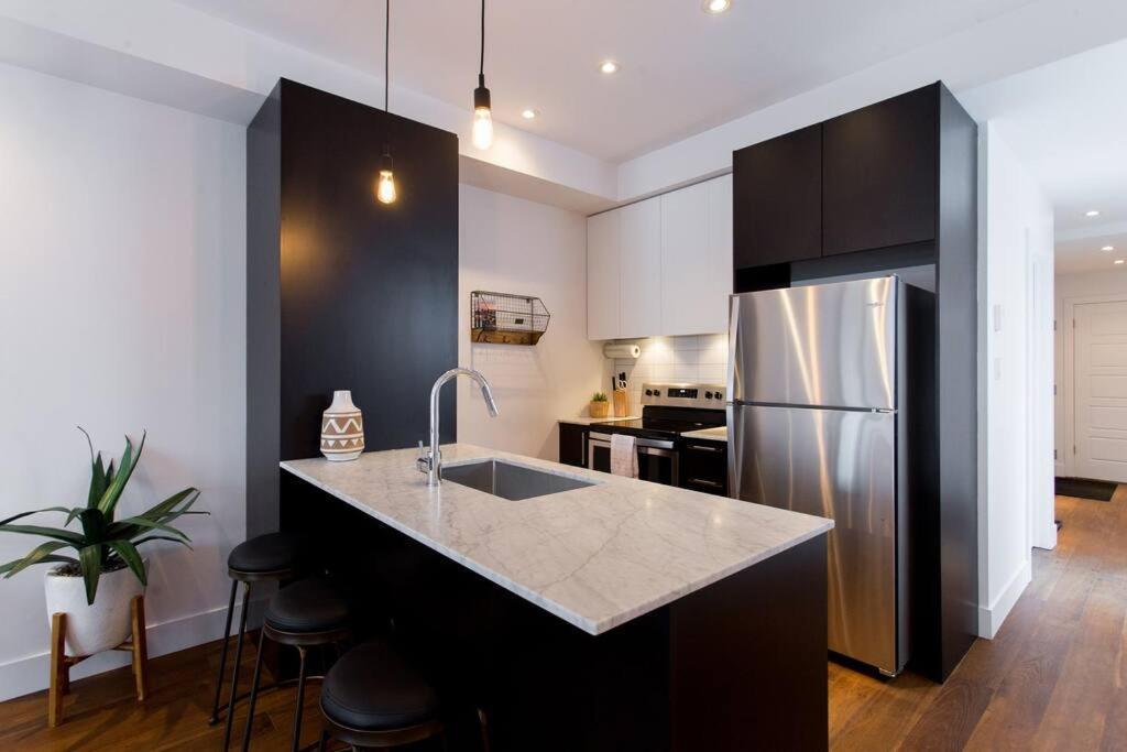 Sleek Condo In The Heart Of Little Italy By Den Stays Montréal Eksteriør billede