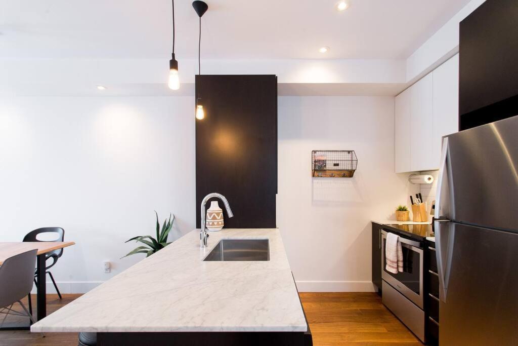 Sleek Condo In The Heart Of Little Italy By Den Stays Montréal Eksteriør billede