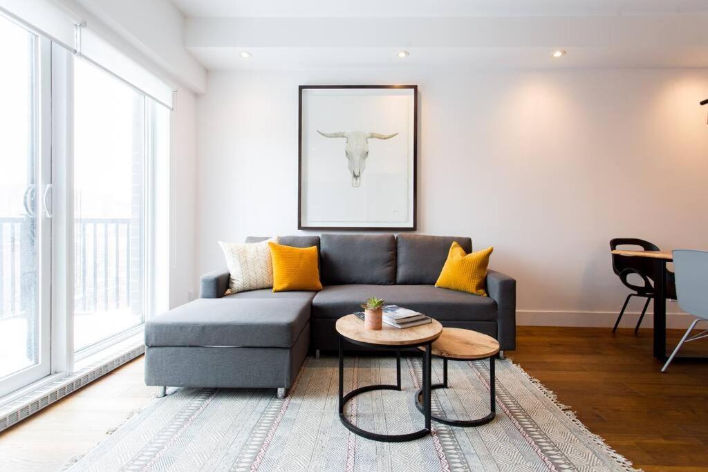 Sleek Condo In The Heart Of Little Italy By Den Stays Montréal Eksteriør billede