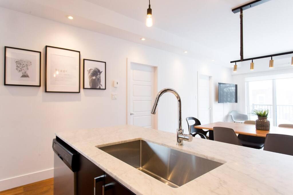 Sleek Condo In The Heart Of Little Italy By Den Stays Montréal Eksteriør billede