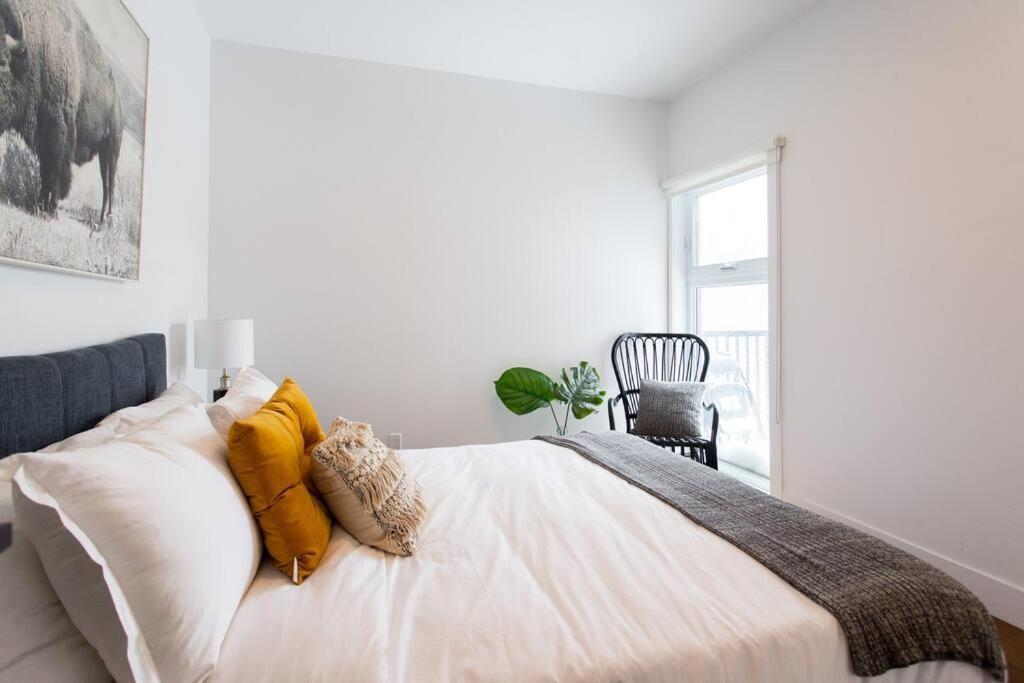 Sleek Condo In The Heart Of Little Italy By Den Stays Montréal Eksteriør billede