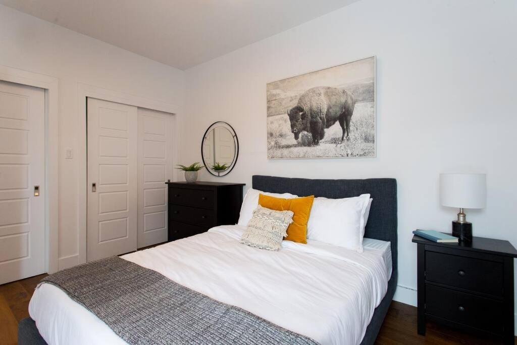 Sleek Condo In The Heart Of Little Italy By Den Stays Montréal Eksteriør billede