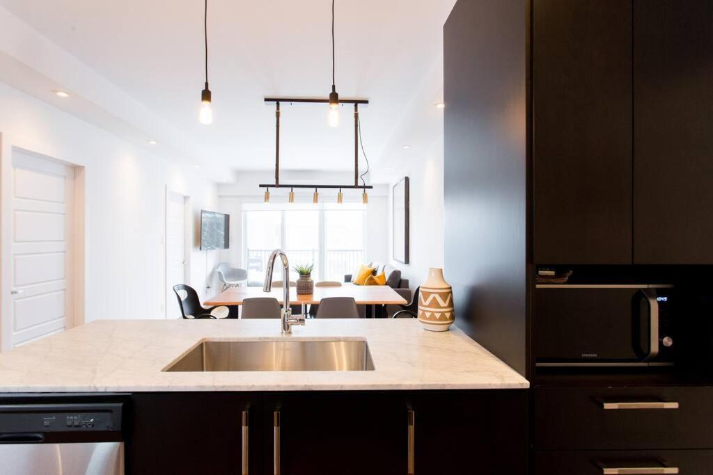 Sleek Condo In The Heart Of Little Italy By Den Stays Montréal Eksteriør billede